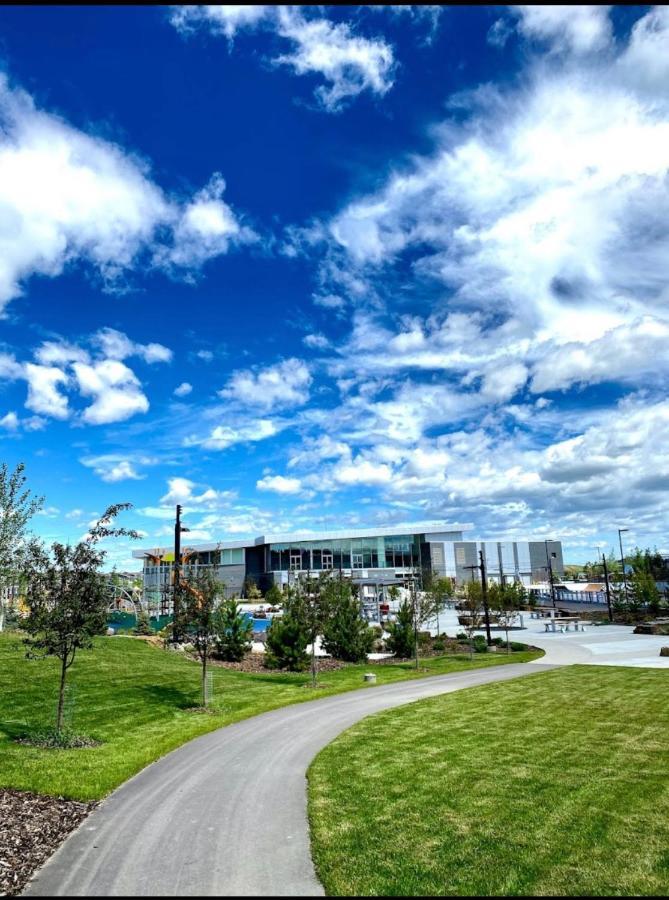Beautiful 2 Bedroom Home Away From Home YYC Exterior foto